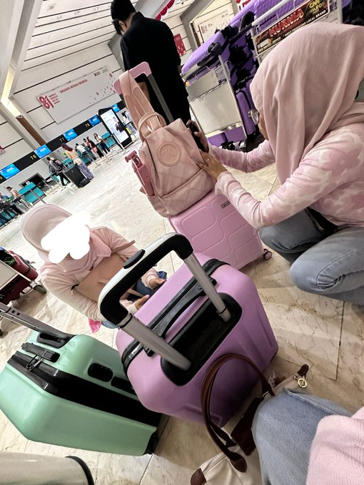 javelinelim's tweet photo. Suasana Soetta hari ini. Ramaiiii, banyak yang nunggu kepastian penerbangan. Ada yang delay, ada juga yang harus batal terbang karena dampak erupsi Gunung Anak Krakatau.

Kalo lagi di bandara hari ini, siap-siap cek update dari maskapai berkali-kali ya gess! 😭✈️ https://t.co/gqH360fCoZ