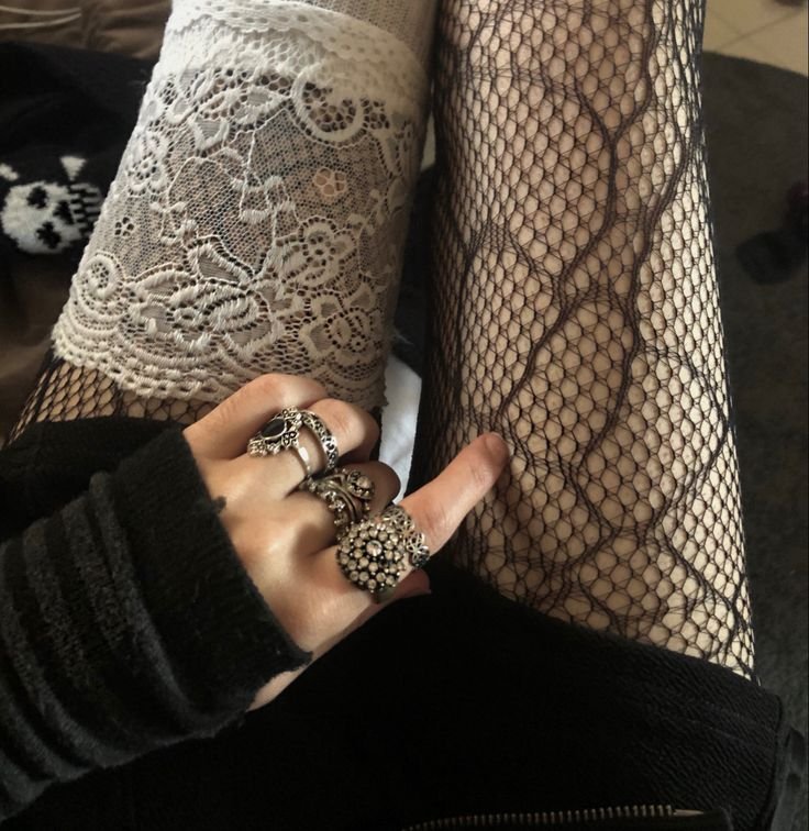 sylphiesjournal's tweet photo. Relapsing so here's my new
#edtwt intro .ೃ࿔*

    {  she/her || 1996 || minors DNI  }
           { 167cm tall • cw: 65kg  }
{ sw: 90kg • gw: 55kg • ugw: 48kg  }

I'm into music, reading, writing,
art and nature. Proud mother of six goth kittens 🐈‍⬛🖤 

♡ / ⟳ to be moots https://t.co/dZ64GSpFmc