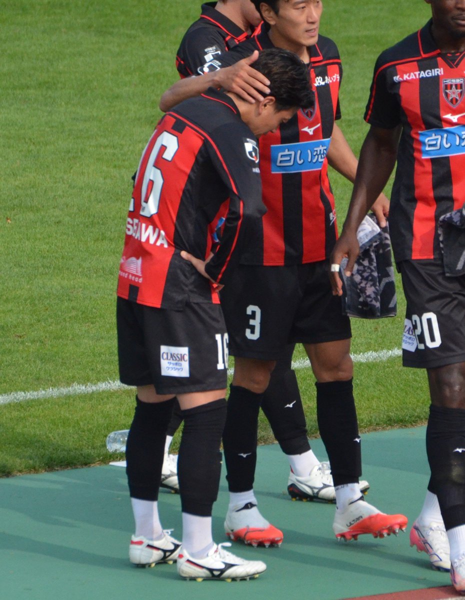 consadole_rbv's tweet photo. 今日の試合を物語る、
長谷川竜也選手の最後の場面😭

#consadole #コンサドーレ https://t.co/ubbDsDzKLy