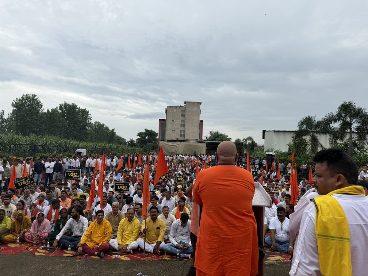 kalisenachief's tweet photo. आज सवर्णों का सैलाब हरिद्वार की सड़कों पर था , जो लोग बोलते थे 50 आदमी भी सवर्ण समाज के आंदोलन में नहीं आ सकता आज उस सवर्ण समाज ने उत्तराखंड प्रशासन की चूलें हिला दिया । 

जब तक हमारी तीनों मांगे मानी नहीं जाती तब तक इससे बड़े बड़े आंदोलन चलते रहेंगे और राजस्थान स्थानीय निकाय चुनाव , 2027 में यूपी और उत्तराखंड में पक्ष और विपक्ष दोनों का सूपड़ा साफ़ कर दिया जाएगा । 

हमारी तीन मांगे -: 
1- आरक्षण में सुधार करो 
2-एससी एसटी एक्ट वापस करो 
3- यूजीसी ऐसी वापस करो ।