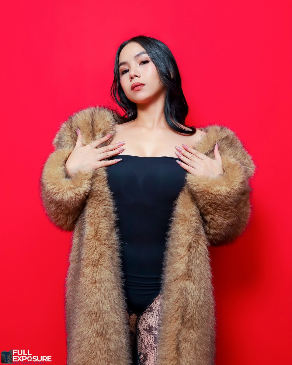 BellVanderjz's tweet photo. Everyone's trying the fur coat trend—have you? With our in-studio fur coats and styling wardrobe, creating a bold, elegant look has never been easier. Book your session today! https://t.co/mWVzEJYzfh