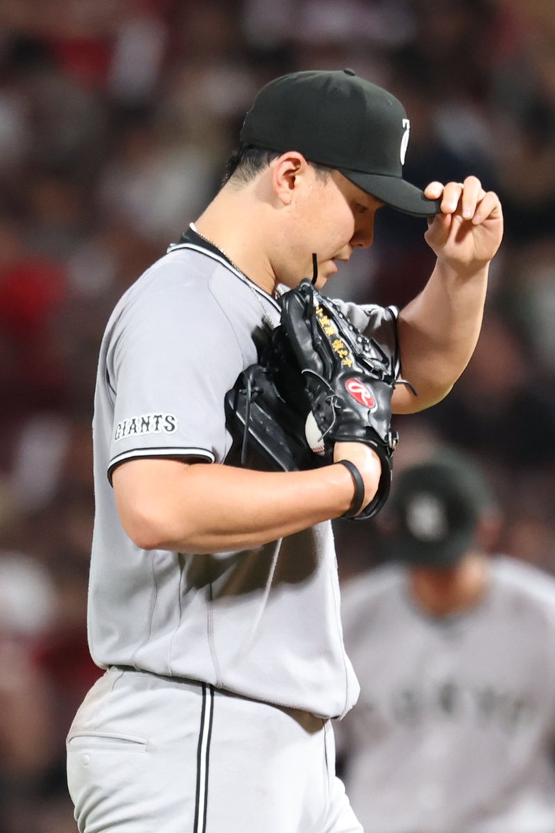 TokyoGiants's tweet photo. 【五回裏】巨人 3-0 広島

#小笠原慎之介 投手は、2死二塁のピンチを無失点で切り抜ける！#浦田俊輔 選手がセンターへ抜けそうなライナーをダイビングキャッチ👍 https://t.co/PYJjhHTlPb