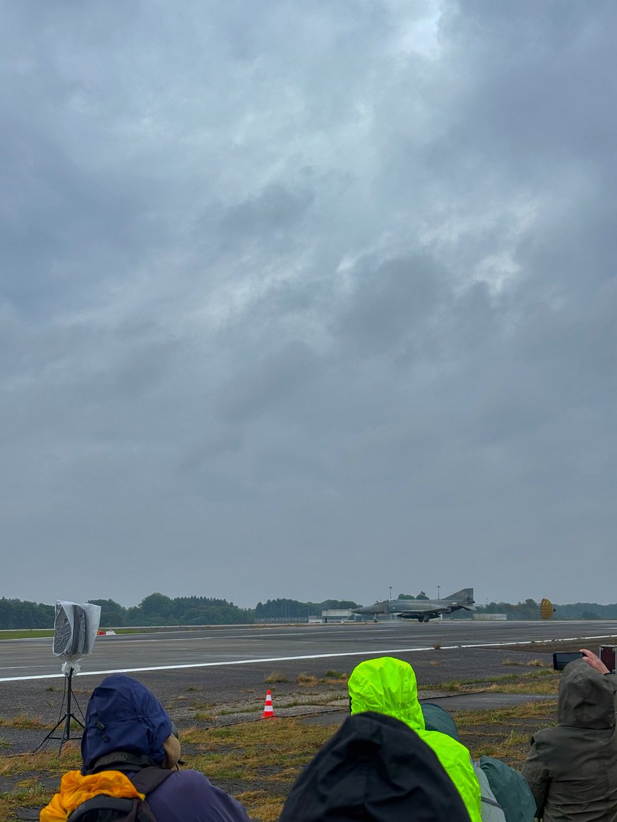 TrackeurADSB's tweet photo. ⚫️🕊️ Le meeting de LBH, le 10 mai dernier, aura malheureusement été l’un des derniers du F-4 Phantom (01504). L’avion a péri hier à Athènes, emportant avec lui son pilote et son copilote.

Toutes mes sincères condoléances à leurs proches et à leurs familles. https://t.co/FRN5iyQj9u