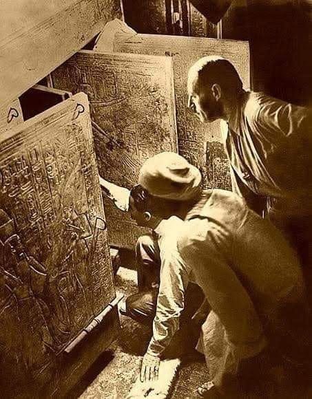logoes2012's tweet photo. "¿Ve usted algo Sr. Carter?" - "Sí, cosas maravillosas".
- Howard #Carter (1874-1939), primera persona que ve por primera vez la tumba intacta del faraón Tutankamón después de más de tres mil años. Valle de los reyes, Egipto, noviembre de 1922.
https://t.co/FnXMKt0i00 https://t.co/BPZqfAd0Ax