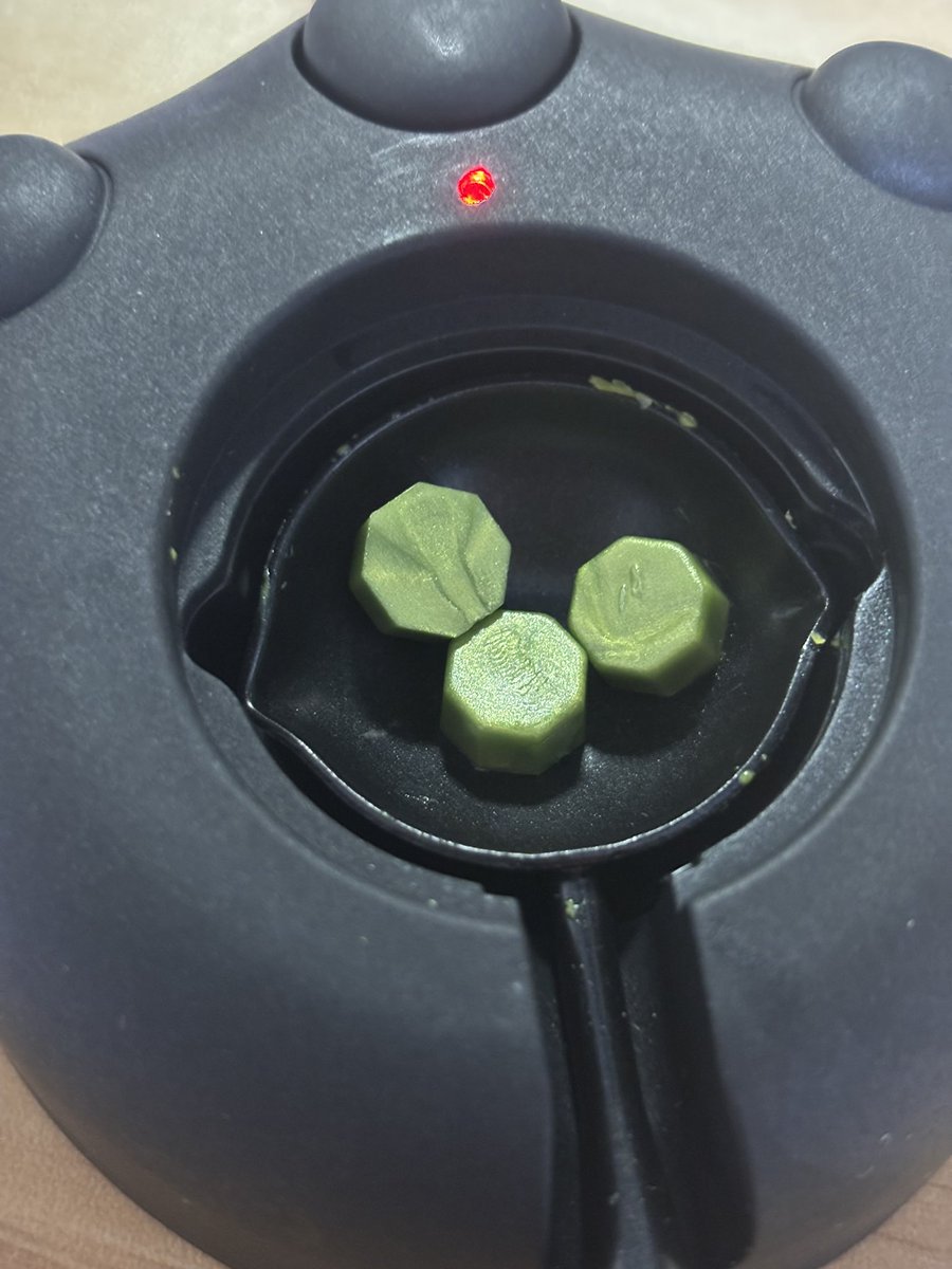 Neva_1031's tweet photo. 今日初めてシーリングスタンプ挑戦したのでメモ。

使用したもの
•電気炉（専門店）
•ヘラ（100均）
•シーリングワックス（100均•専門店）
•スプーン（専門店）
•スタンプ台（専門店）
•25mmスタンプヘッド&amp;ハンドル(専門店)
•ラメ（専門店）

※画像は専門店3粒
↓ https://t.co/TT2mX8NWqO