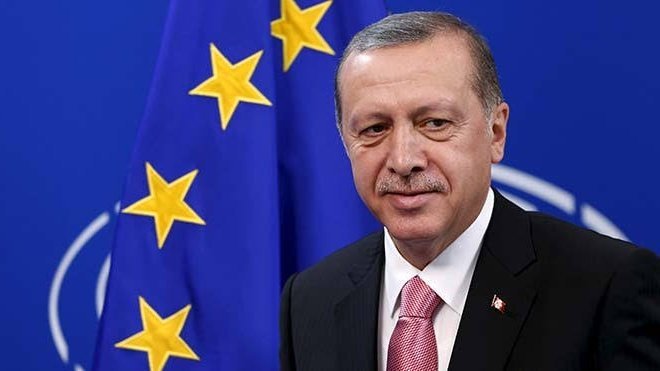 Enflasyon_31's tweet photo. 🇪🇺 Avrupa'nın en büyük lideri:

• 10 milyon göçmeni sınırlarında tutarak Batı refahını korudu.

• Sebze - meyvenin kötüsünü halkına yedirdi, iyisini Avrupa'ya gönderdi.

• Kur farkını 60 kat açarak ucuz tatil fırsatı sundu.

• Kur farkından dolayı ucuz sağlık hizmetiyle Avrupa'ya can simidi oldu

• Avrupa'daki eksik eleman ihtiyacını karşıladı. Nitelikli ve zararsız insanların Batıya gitmesi için elinden geleni yaptı.

• Avrupa'dan her yıl en cok çöpü satın alarak Batı'nın çevre temizliğine bile el attı.