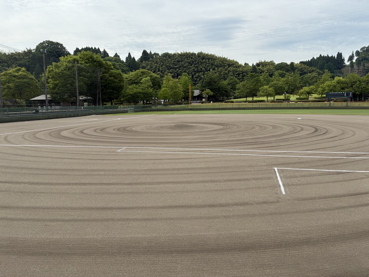 Hobby_on38's tweet photo. 毎週末、金沢市の学童野球では、6年生の引退大会となる熱戦が内川スポーツ広場にて繰り広げられている。

地獄の夏練習を耐え、仲間と積み重ねてきたからこそ、負けた時に流れる涙には、こちらもグッとくるものがある。

最後まで頑張れ、6年生！
#第51回秋季大会 https://t.co/06el2wrZuk