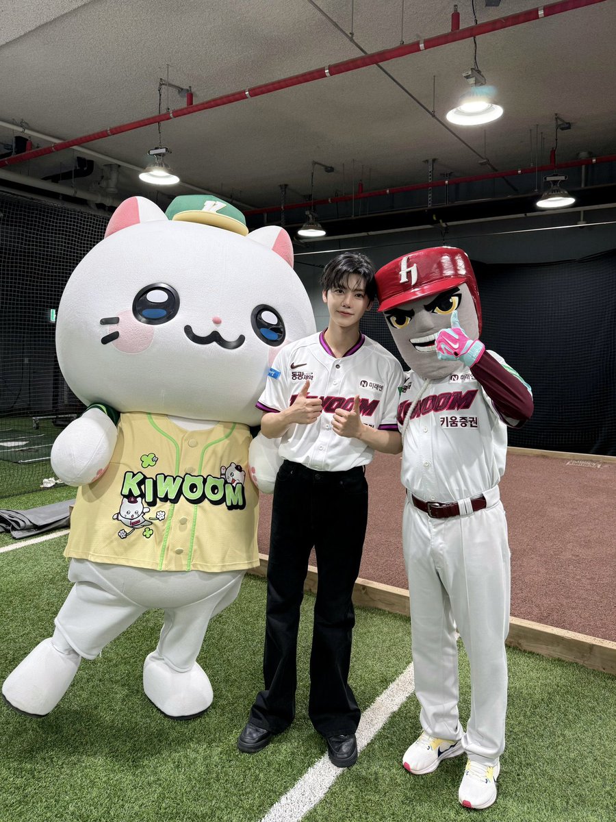 102njzz's tweet photo. JAEMIN FIRST PITCH
#JAEMINxKiwoomHeroes
#재민아_힘껏_던져봐 #재민 https://t.co/RIlVeS3EtM