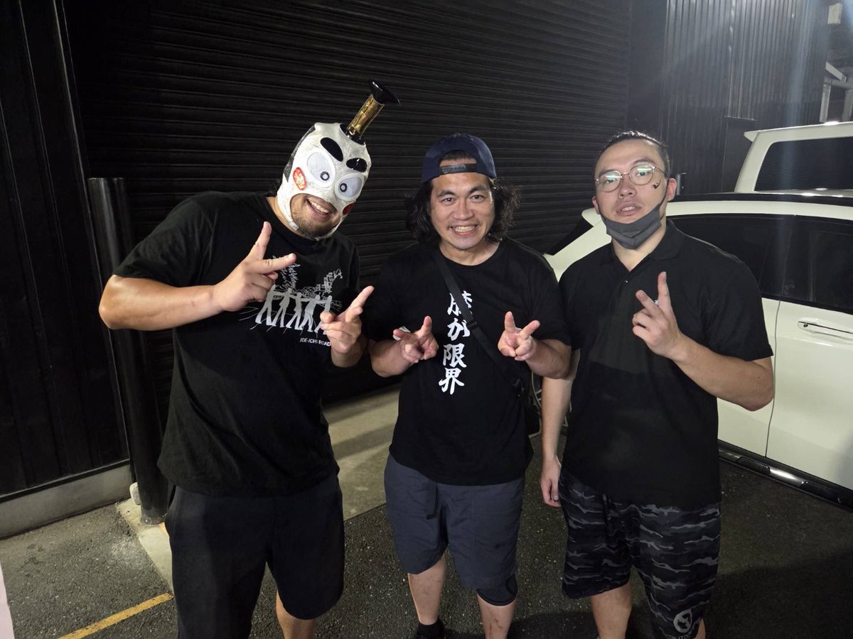 ryu_pw's tweet photo. 我々は公式戦では無かったが勝利。
なんとかギリギリメインも見れました。楽しそうやったなぁ。
夜のイベント会場までは土地勘のない私とスパイダーさんを大家さんが送ってくれました。
ありがとうございます。おはようございます。
#大阪プロレス #VerteX
#Gan_pro https://t.co/lIQt0h3KOd