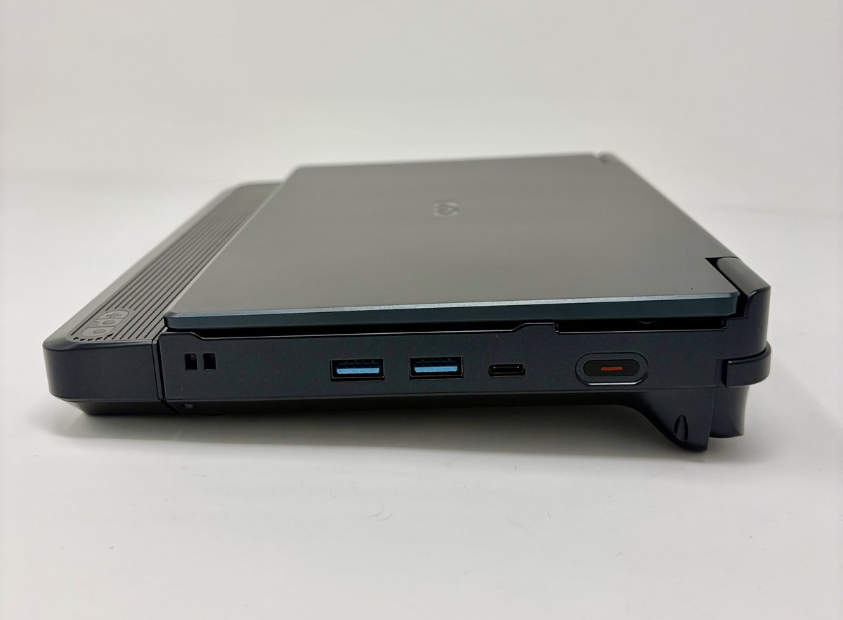 dentonlineshop's tweet photo. GPD WIN Max 3の実機外観をご紹介📸
左右側面・背面・底面を撮影しました。
端子の配置に加え、大きなL/Rトリガーや、底面の左右に設けられたグリップ形状にも注目です👀
実機ならではの質感や細部を、ぜひ写真でご覧ください!
#GPD #GPDWINMax3 #UMPC https://t.co/1Ga0Hhel63
