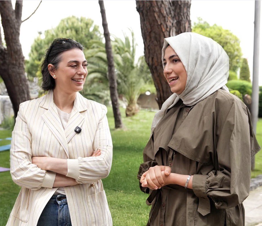 Uzaktan8138's tweet photo. "Başörtülü kızlarımızı üniversitelere almadılar" diyerek iktidara geldiler.

Şimdi mezun ettiklerini haksız hukuksuz yere tutukluyorlar.

Çünkü mesele hiçbir zaman türban değildi. Türban; ülkenin bugünkü duruma getirilmesi için bir perdeydi. https://t.co/8d2pfqhFPC