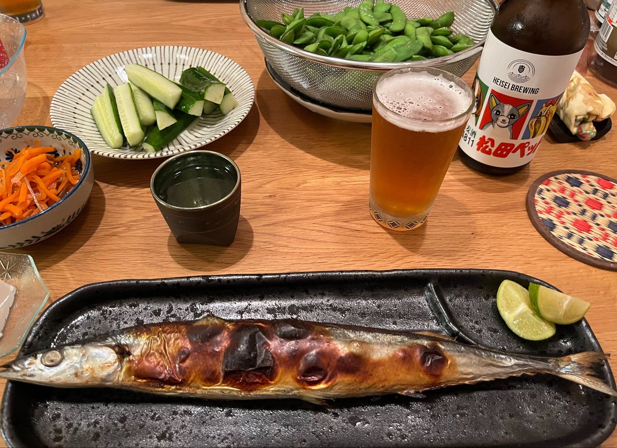 OmiAikeN's tweet photo. お土産の松田ペットラベル人間用麦酒と、閉店間近のスーパーマーケットで手に入れた長岡産枝豆雪音で楽しい週末に乾杯。

ぽんしゅ館で手に入れた吟田川が進むこと進むこと…。
#松ぺバスツアー　(後夜祭) https://t.co/95Z1Nw4UAq