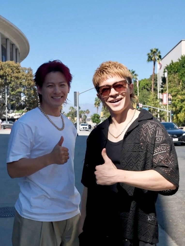 purplerose4444's tweet photo. この日陰か日向か
白か黒か
極端なツーショット笑🤣
太陽のイタズラ？
それにしても可愛すぎるー❤️💜
 #岸優太_Instagram
 #平野紫耀_Instagram
 #Number_i https://t.co/KPNWELwLj1