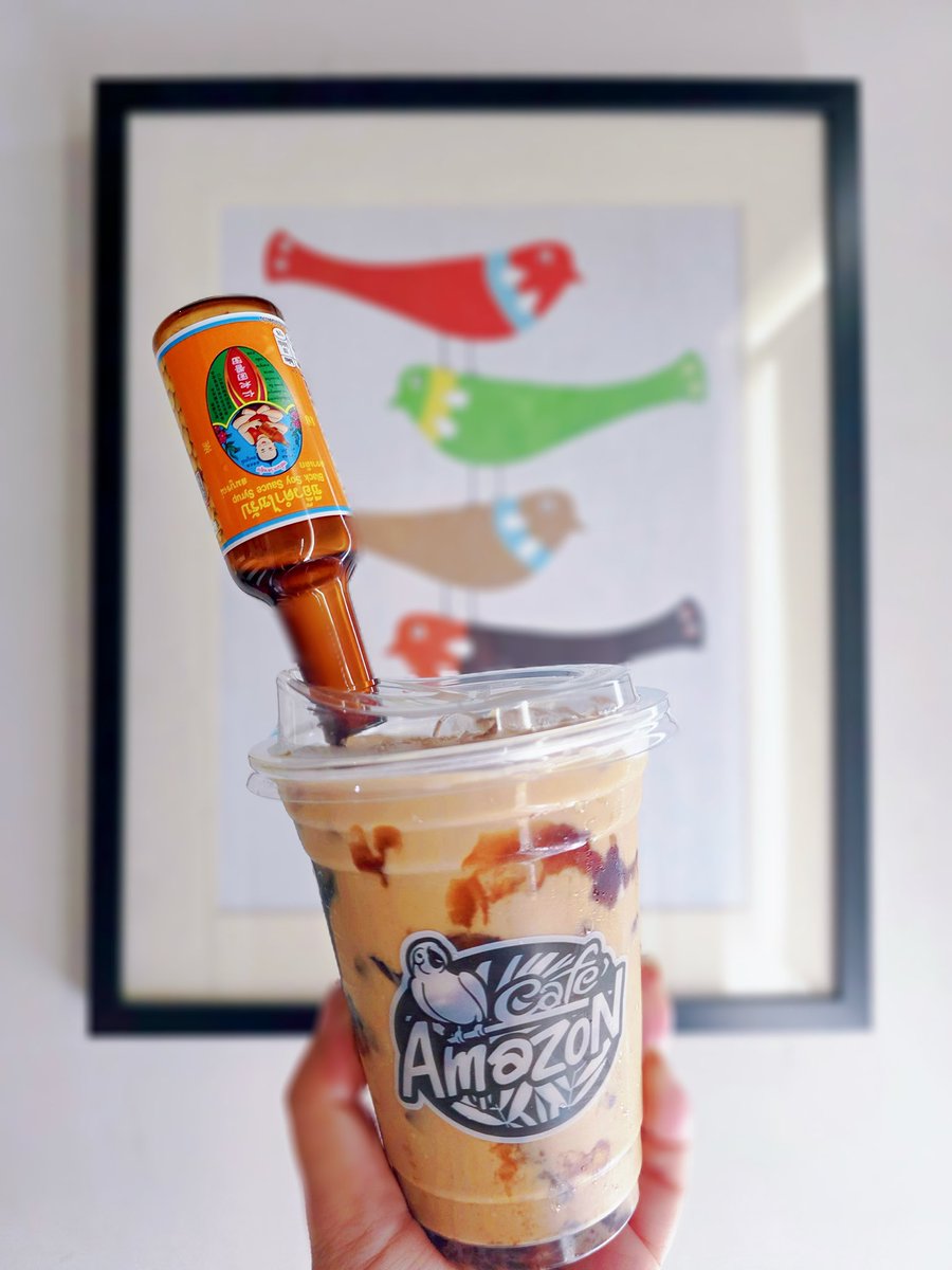 075Mira's tweet photo. โดนท้าให้ลองเมนูนี้ "Iced Espresso Caramel Soy Sauce" 

ได้ยินคำว่า'ซีอิ๊ว' สมองมันปฏิเสธทันทีว่าไม่ได้ กาแฟกับซีอิ๊วเนี่ยนะ...อิ้วววว! 🫪 แต่พอได้ลองแล้วเซอร์ไพรส์มากเหมือนกัน มันอร่อยแฮะ 

ตอนแรกเข้าใจว่ามันเป็นซีอิ๊วขาว แต่จริงๆมันคือซีอิ๊วดำผสมบราวน์ชูการ์กับวานิลลาไซรัป  นัวกับกาแฟแล้วให้อารมณ์คล้าย Salted Caramel Latte เค็มบางๆและไม่หวานมาก (อันนี้��ูตรมาตรฐาน) คนชอบกินคาราเมลน่าจะคุ้นกับรสชาตินี้ได้ง่าย...สรุป คอลแล็บกันแล้วอร่อยดี ไม่เลี่ยน กินซ้ำได้อีก 🥤