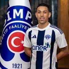 GIFUsta1907's tweet photo. Kasımpaşa'ya yollayıp orada bile vasatı geçemeyen adamı geri alıp Fenerbahçe'nin en önemli pozisyonu on numaraya koyup ondan medet ummak NEYİN KAFASI? @ismailkartal_1 https://t.co/xaXCp7OfGh