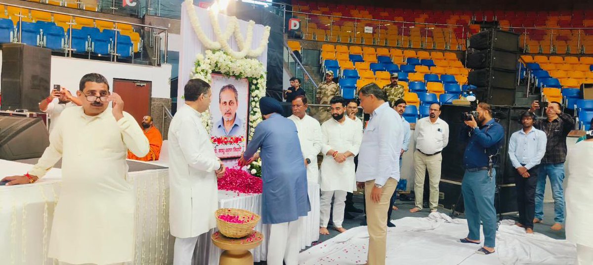 ArvinderLovely's tweet photo. आज तालकटोरा स्टेडियम में उत्तर-पूर्वी दिल्ली के सांसद श्री मनोज तिवारी जी के बड़े भाई स्वर्गीय श्री साधु शरण तिवारी जी की याद में आयोजित प्रार्थना सभा में शामिल हुआ।

समस्त परिवार के इस दुख की घड़ी में मेरी गहरी संवेदनाएं उनके साथ ���ैं। साधु शरण जी का जाना परिवार के लिए बहुत बड़ी क्षति है।

ईश्वर से प्रार्थना है कि दिवंगत आत्मा को अपने चरणों में स्थान दें और परिवार को यह दुख सहने की शक्ति प्रदान करें।

ॐ शांति

@ManojTiwariMP
