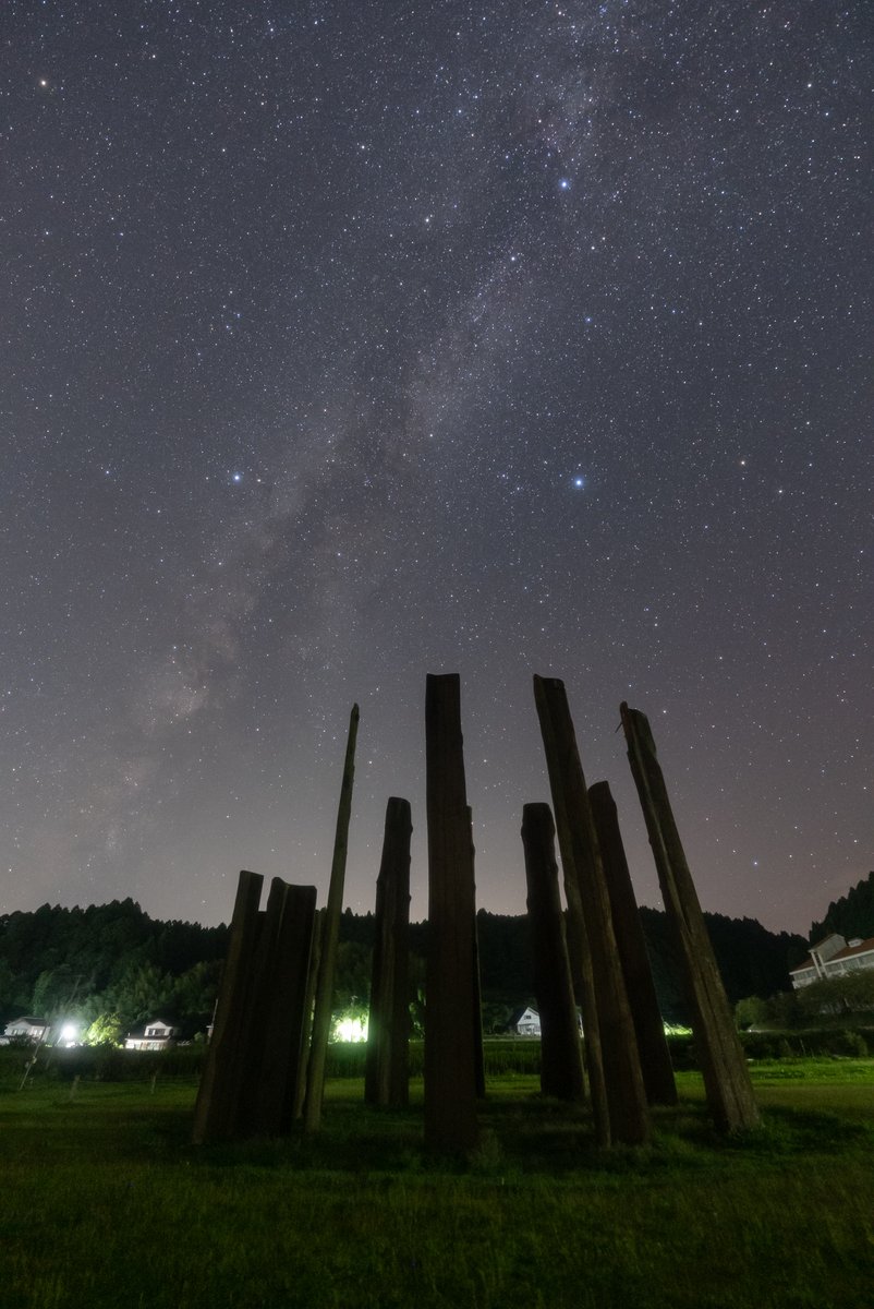man_ten_bo_shi's tweet photo. 昨夜の能登の星空です。
場所は石川県能登町の真脇遺跡です。
月が昇ってくるまでは満天の星が広がっていました。
今週は日没後に月明かりの影響がないため、星空が見やすい時期ですよ。
夜は涼しくなってきましたね。晴れた夜にはのんびりと星空を眺めてみましょう。 https://t.co/GdJPeuWAcx