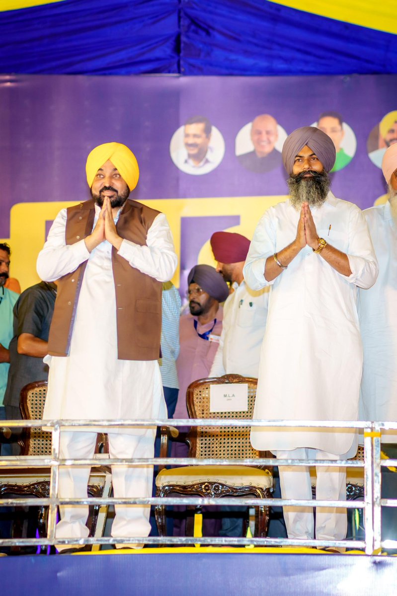 BhagwantMann's tweet photo. ਅੱਜ ਜ਼ੀਰਾ ਵਿਖੇ ਹੋਏ ਵਿਸ਼ਾਲ ਸਮਾਗਮ ਦੌਰਾਨ ਗੁਰਪ੍ਰੀਤ ਸੇਖੋਂ ਜੀ ਆਪਣੇ ਹਜ਼ਾਰਾਂ ਸਾਥੀਆਂ ਸਮੇਤ 'ਆਮ ਆਦਮੀ ਪਾਰਟੀ' ਪਰਿਵਾਰ ਵਿੱਚ ਸ਼ਾਮਲ ਹੋਏ... ਪਾਰਟੀ ਵਿੱਚ ਆਉਣ 'ਤੇ ਉਨ੍ਹਾਂ ਦਾ ਨਿੱਘਾ ਸਵਾਗਤ ਕਰਦੇ ਹਾਂ... 
ਇਸ ਮੌਕੇ ਹਾਜ਼ਰ ਲੋਕਾਂ ਦਾ ਠਾਠਾਂ ਮਾਰਦਾ ਇਕੱਠ ਦੱਸ ਰਿਹਾ ਹੈ ਕਿ ਲੋਕ ਰਵਾਇਤੀ ਪਾਰਟੀਆਂ ਦੀ ਲੁੱਟ ਤੋਂ ਬੁਰੀ ਤਰ੍ਹਾਂ ਅੱਕ ਚੁੱਕੇ ਹਨ ਅਤੇ ਹੁਣ ਸਿਰਫ਼ ਕੰਮ ਦੀ ਰਾਜਨੀਤੀ ਨੂੰ ਪਸੰਦ ਕਰਦੇ ਹਨ... 
ਸਾਡੀ ਸਰਕਾਰ ਨੇ 1100 ਮੁਹੱਲਾ ਕਲੀਨਿਕ, ਕਿਸਾਨਾਂ ਨੂੰ ਦਿਨੇ ਨਿਰਵਿਘਨ ਬਿਜਲੀ ਅਤੇ 90% ਘਰਾਂ ਦੇ ਜ਼ੀਰੋ ਬਿਜਲੀ ਬਿੱਲ ਕਰਕੇ ਆਮ ਲੋਕਾਂ ਨੂੰ ਵੱਡੀ ਰਾਹਤ ਦਿੱਤੀ ਹੈ... ਪੰਜਾਬ ਅਤੇ ਪੰਜਾਬੀਆਂ ਦੀ ਤਰੱਕੀ ਲਈ ਸਾਡੇ ਯਤਨ ਇਸੇ ਤਰ੍ਹਾਂ ਜਾਰੀ ਰਹਿਣਗੇ... 
ਇਨਕਲਾਬ ਜ਼ਿੰਦਾਬਾਦ!
