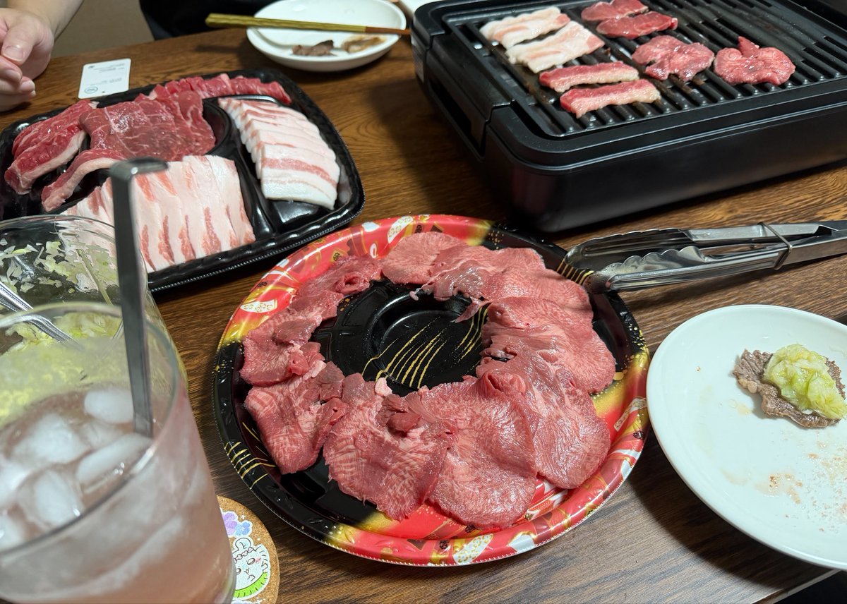 yui_maple0514's tweet photo. 今日はふたりでお家焼肉🥩🔥
久しぶりの酒ありで喜���でる方1名w https://t.co/Y0S5EHtJHQ