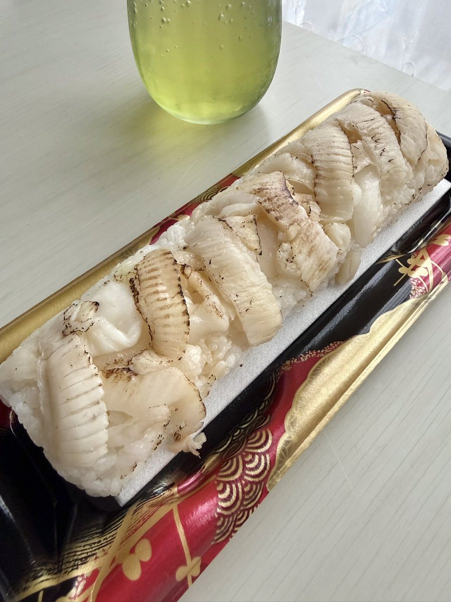 suisui_35's tweet photo. 最近初めて食べた成城石井のえんがわ押し寿司、脂乗ってて、鼻から抜ける炙った香りが最高で、ご飯のホロホロ具合もちょうど良くておいしすぎる〜〜〜〜 https://t.co/Dmr0O03MS0