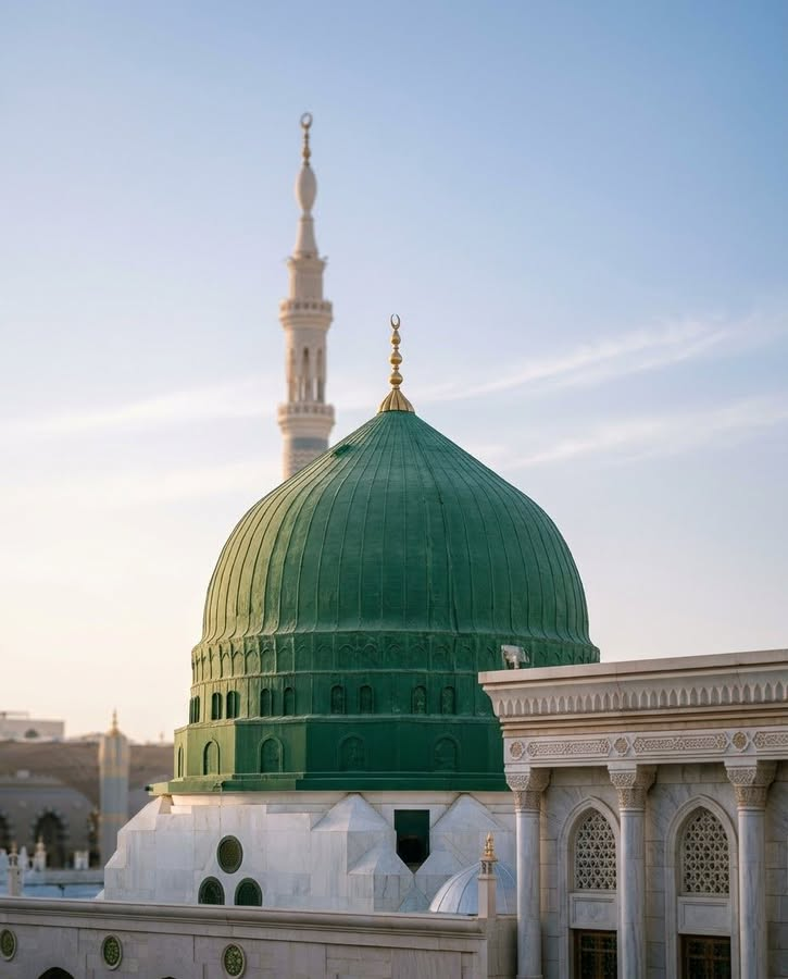 MariaBalochPK's tweet photo. سیدہ فاطمہ رضی اللہ عنہا بیان کرتی ہیں کہ ایک دن رسول اللہ ﷺ ان کے گھر تشریف لائے اور پوچھا:
’’میرے دونوں بیٹے یعنی امام حسن و حسین کہاں ہیں؟‘‘
حضرت فاطمہ رضی اللہ عنہا نے عرض کیا:
’’آج صبح سے ہمارے گھر میں کھانے پینے کی کوئی ایسی چیز نہیں کہ کوئی اسے چکھ بھی سکے۔‘‘
تو حضرت علی رضی اللہ عنہ نے مجھ سے کہا:
’’میں انہیں اپنے ��اتھ لے جاتا ہوں، مجھے اندیشہ ہے کہ یہ دونوں تمہارے پاس رہ کر روئیں گے اور تمہارے پاس انہیں دینے کے لیے کچھ بھی نہیں ہوگا۔‘‘
چنانچہ حضرت علی رضی اللہ عنہ دونوں بچوں کو لے کر ایک یہودی کے پاس چلے گئے۔
رسول اللہ ﷺ بھی ان کے پیچھے تشریف لے گئے۔ وہاں پہنچے تو دیکھا کہ حضرت حسن اور حضرت حسین رضی اللہ عنہما ایک چھوٹے سے تالاب نما گڑھے میں کھیل رہے ہیں اور ان کے سامنے کچھ کھجوریں رکھی ہوئی ہیں۔
آپ ﷺ نے حضرت علی رضی اللہ عنہ سے فرمایا:
’’اے علی! کیا تم اپنے دونوں بیٹوں کو واپس گھر نہیں لے جاؤ گے، اس سے پہلے کہ گرمی بہت بڑھ جائے؟‘‘
حضرت علی رضی اللہ عنہ نے عرض کیا: "ہم نے ص��ح کی تو گھر میں کچھ نہ تھا، سوچا یہیں بیٹھ کر فاطمہ کے لیے کچھ کھجوریں جمع کر لوں۔" یہ سن کر رسول اللہ ﷺ وہیں بیٹھ گئے، اور حضرت علی رضی اللہ عنہ اس یہودی کے لیے پانی کے ڈول نکالتے رہے، ہر ڈول کے بدلے ایک کھجور ملتی، یہاں تک کہ کچھ کھجوریں جمع ہو گئیں جنہیں انہوں نے اپنے کپڑے میں باندھ لیا۔
اس کے بعد رسول اللہ ﷺ نے حضرت حسن رضی اللہ عنہ کو اپنی گود میں اٹھا لیا اور حضرت علی رضی اللہ عنہ نے حضرت حسین رضی اللہ عنہ کو اٹھا لیا، اور دونوں انہیں لے کر گھر واپس آگئے۔
( الطبقات الکبریٰ لابن سعد : 6/403 )