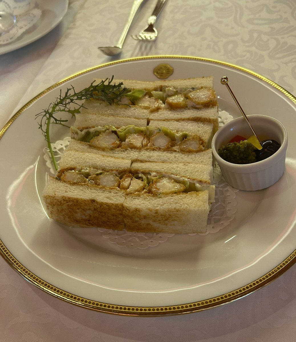 tamao_world's tweet photo. 土砂降りだったけど、資生堂パーラーで食べたナガノパープルのパフェとシュリンプフライサンドが衝撃のおいしさだったので、すべて満足🍇🍤 https://t.co/BY7NwSaBli