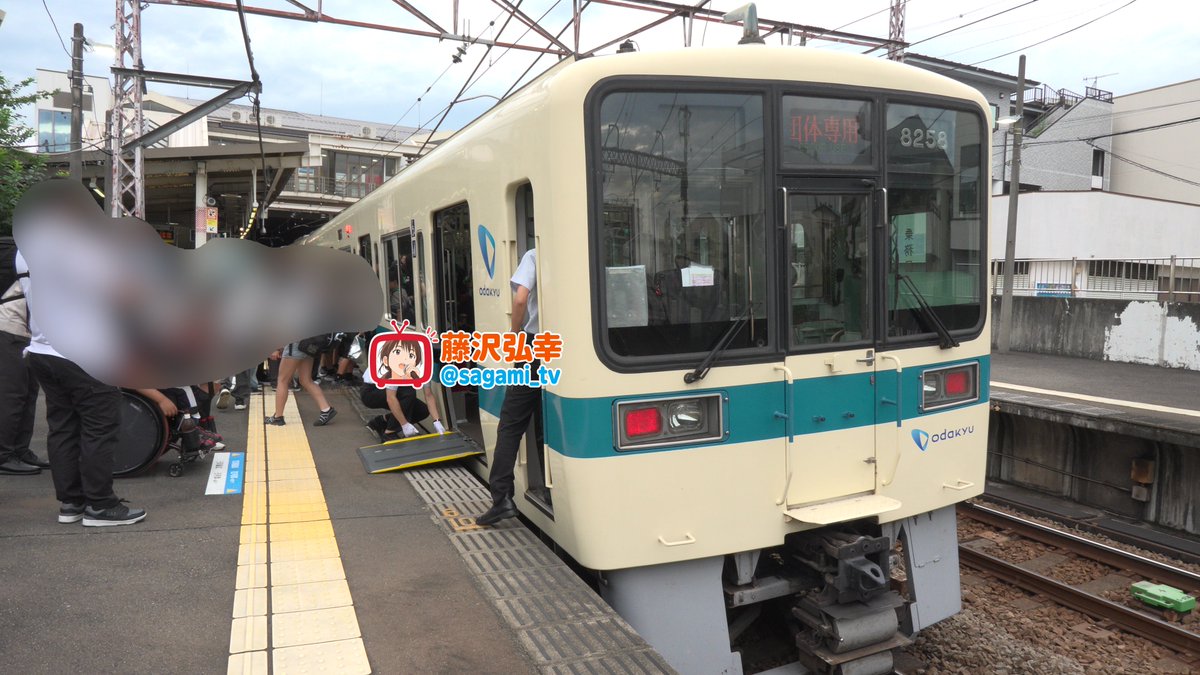 sagami_tv's tweet photo. 坂井泉水さんも乗車した秦野の修学旅行列車❝秦野臨❞

坂井さんと同級生だった方から聞いたところ当時も走っていたとのことで歴史ある列車

小田急とＪＲでそれぞれ運行

ＪＲでは特別なＬＥＤや垂れ幕を出すなどの歓迎っぷり

小田急は今年から６連の停止位置が変わり後ろがややカツく😅

#坂井泉水 https://t.co/oG9HekxTQJ