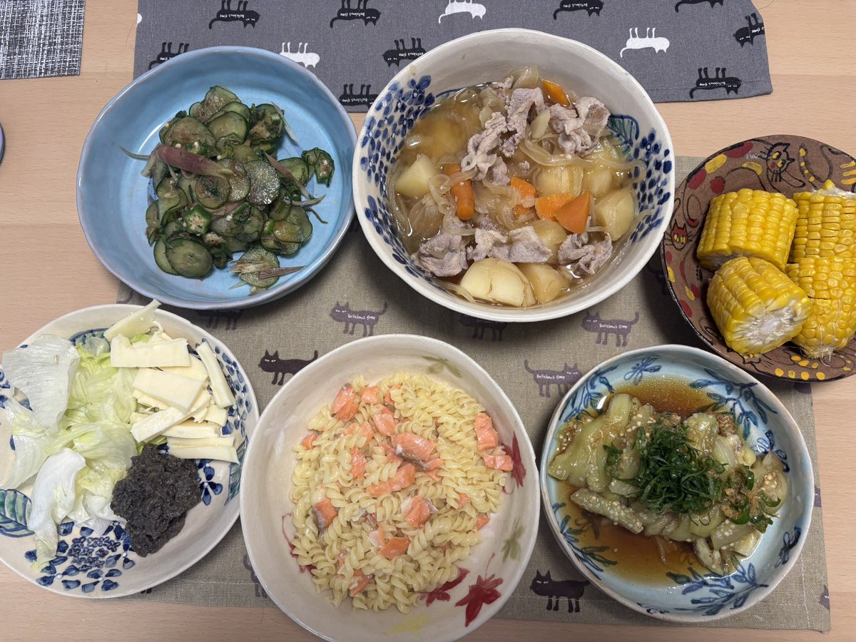 yasue_s's tweet photo. 日曜日の家飲み

肉じゃが
サーモンのクリームソースパスタ(フジッリ)
きゅうりとオクラ、みょうが、大葉のおかか和え　蒸し茄子の香味ソース
茄子のタプナードとモッツァレラチーズ
とうもろこし(嶽きみ)

雨なので家にあるものを駆使。

たいへん美味しゅうございました。#家飲み https://t.co/EAtndQScUe