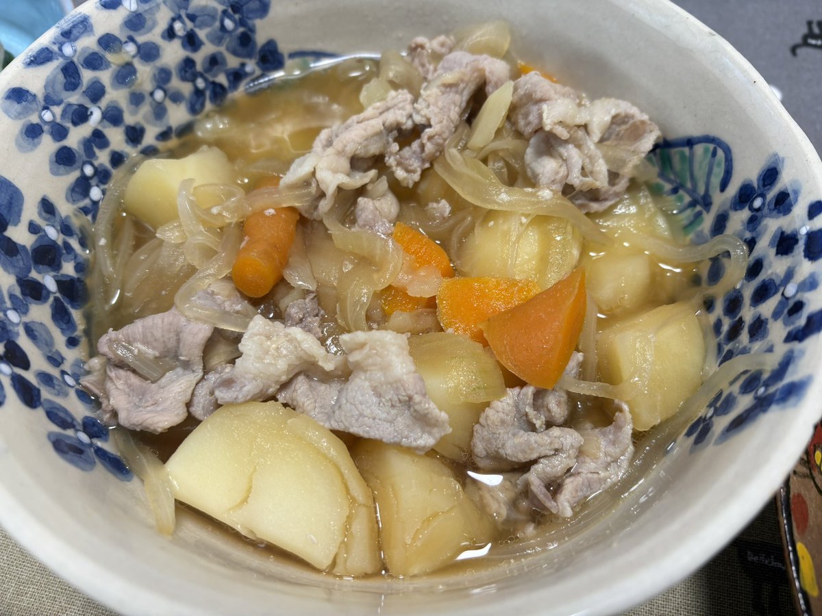 yasue_s's tweet photo. 日曜日の家飲み

肉じゃが
サーモンのクリームソースパスタ(フジッリ)
きゅうりとオクラ、みょうが、大葉のおかか和え　蒸し茄子の香味ソース
茄子のタプナードとモッツァレラチーズ
とうもろこし(嶽きみ)

雨なので家にあるものを駆使。

たいへん美味しゅうございました。#家飲み https://t.co/EAtndQScUe