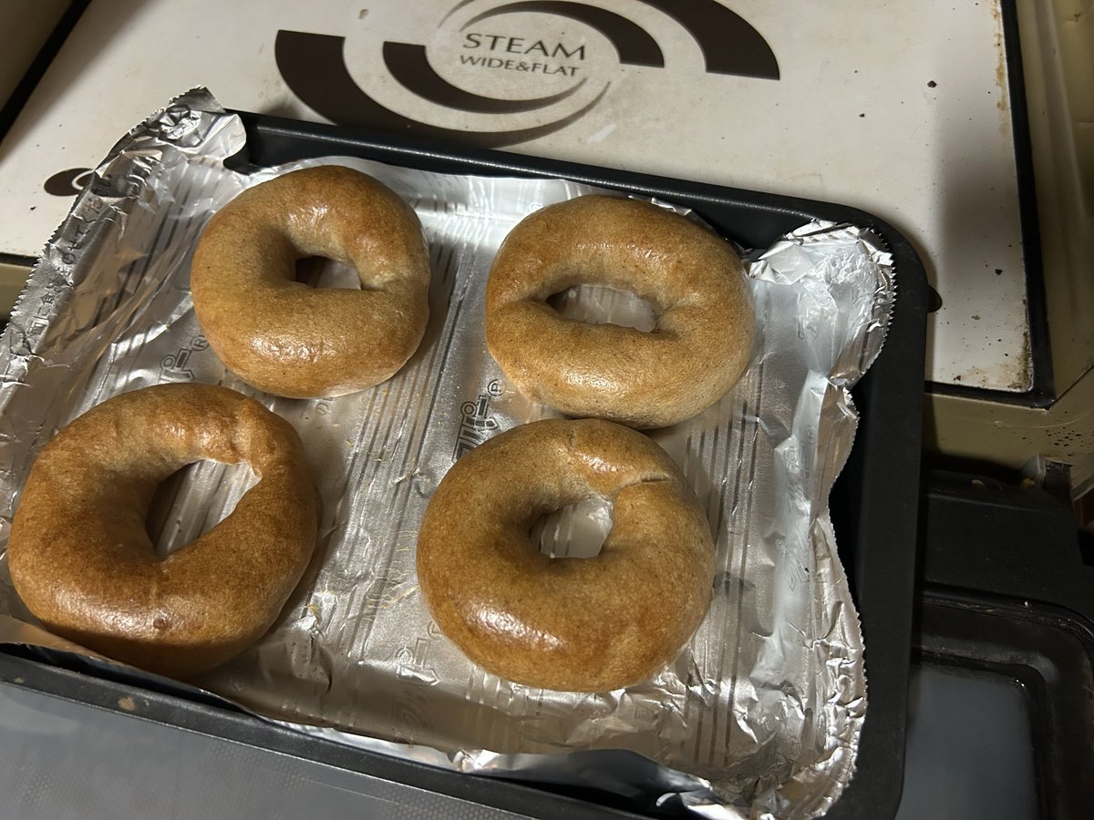 ZmL57984's tweet photo. 話題のバレリーナの夜食はまあまあの出来だけど、米粉ベーグルは2回目だけど中がしめっぽくなってしまった。原因は水分か、ケトリングかなあ… https://t.co/Wm6S1kFzJb