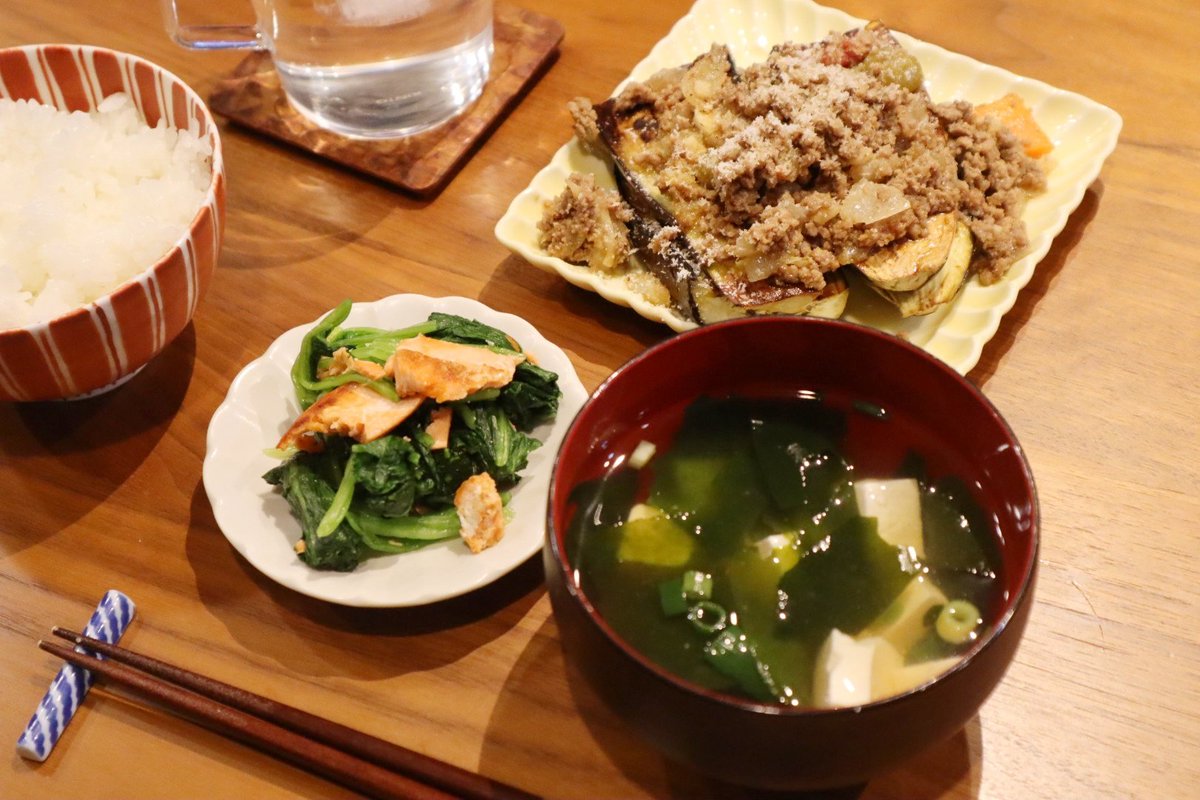 PIRI_241's tweet photo. 今日の晩ごはんは、なすステーキのミートソースがけ、ほぐし鮭とほうれん草のお浸し、とうふとわかめのお吸い物を食べました🫣
#おうちごはん https://t.co/zSWtPYTyUo