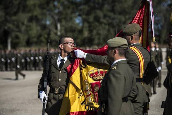 Napotuiter's tweet photo. La inacción de los militares en Ceuta hace que las Juras de Bandera se quede en simple FOLCLORE. https://t.co/Nz1qQwcYGt