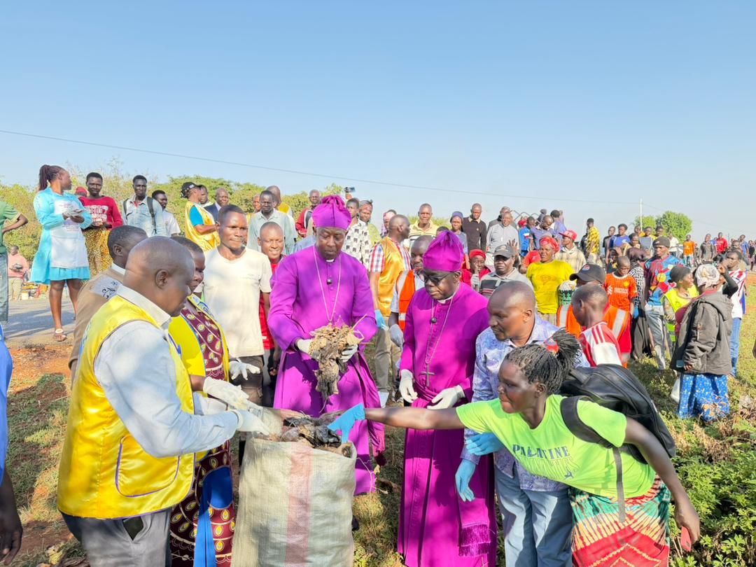 DerrickKarugaba's tweet photo. National Youth Green Alliance joined Archbishop Kaziimba, Kumi residents and local leaders in the national cleaning exercise at Odero Market.
At NYGA, we believe youth + women + communities = stronger, greener Uganda.
#NYGA #CleanUganda #GreenUganda #YouthForNature #Kumi https://t.co/EhpFbgkoBS