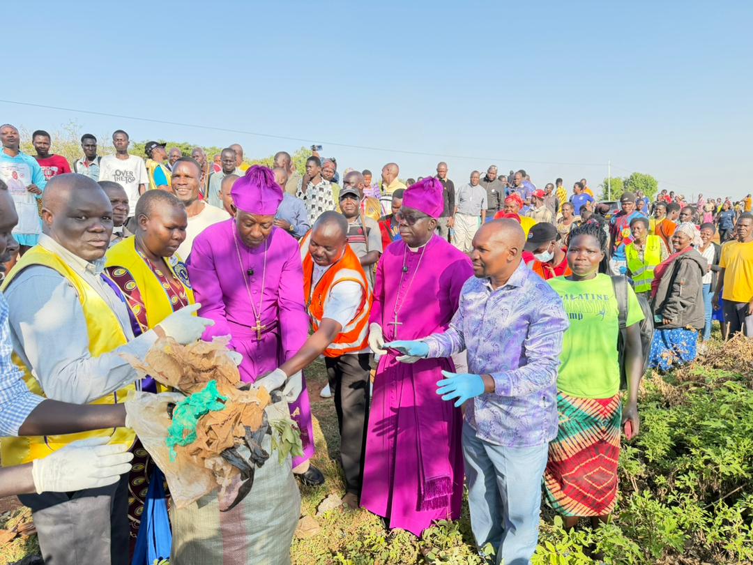 DerrickKarugaba's tweet photo. National Youth Green Alliance joined Archbishop Kaziimba, Kumi residents and local leaders in the national cleaning exercise at Odero Market.
At NYGA, we believe youth + women + communities = stronger, greener Uganda.
#NYGA #CleanUganda #GreenUganda #YouthForNature #Kumi https://t.co/EhpFbgkoBS