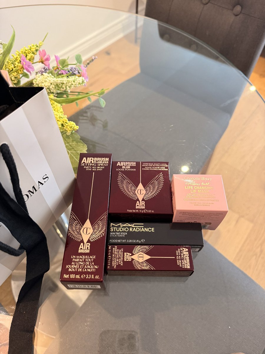 ComplexMediocre's tweet photo. My girl is in stores in Dublin 🇮🇪🥹!!! The lady at the MAC counter asked who she was because I got so excited and I gave her a full download, she followed her on ig on the spot! Got all my CT goodies too 🥰💖 #OlandriaxMACStudioRadiance https://t.co/8uMHt9I1aR