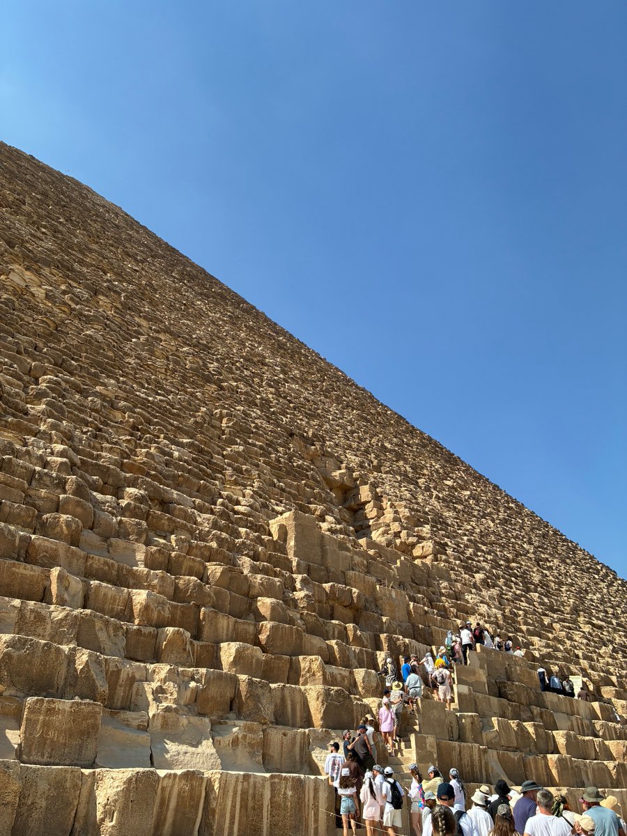 mrktamai's tweet photo. ギザのピラミッドその2
I went to see the Pyramids of Giza! 🇪🇬✨
A Japanese-speaking guide showed me around.🤩
Then I relaxed at a café, sipping a latte while enjoying a breathtaking view of the pyramids. ☕️✨
🇪🇬🇪🇬🇪🇬
#PyramidsOfGiza #GizaPyramids #Egypt #Cairo #EgyptTravel https://t.co/1ylG2EHxV8