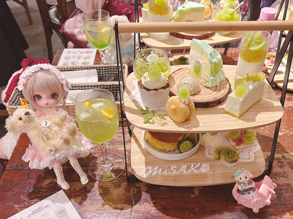 eringi3010's tweet photo. 青木美沙子ちゃんのクラシカルベアお茶会🧸アクイーユさんへ行ってきました！
マスカットのアフヌン可愛くて美味しかったです🫖
楽しい時間をありがとうございました✨

ルイーズちゃん連れて行ったよ〜🖤❤️
#ハルモニアブルーム
#harmoniabloom https://t.co/Wfw0Pum25M