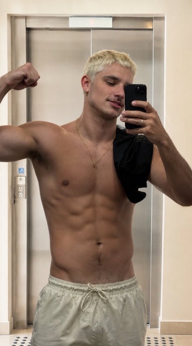 sevenwnder's tweet photo. guilherme gonella sabe que tem viadinho que se acaba na punheta pra ele https://t.co/V0JyXDztMz