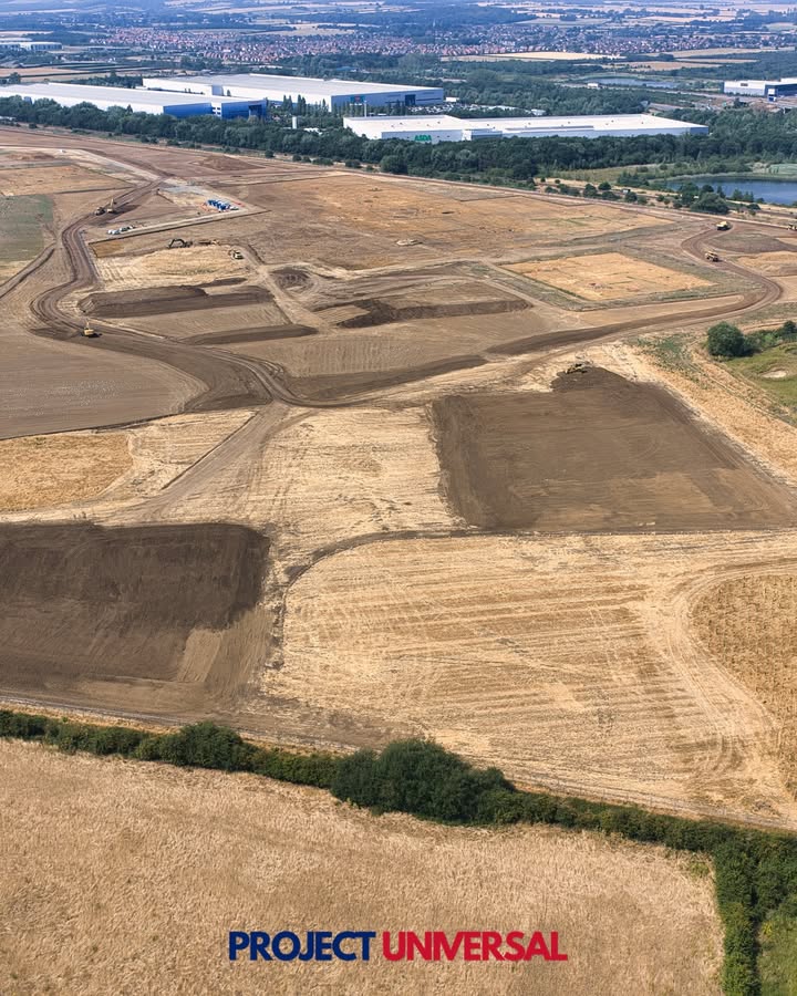 ProUniversalUK's tweet photo. The lake zone at Universal Studios UK, this time the images are taken from over Ampthill road way looking towards Kempston to the right and the concrete slab would be toward the left just out of shot.
#Bedford #DronePhotography #UniversalUK #UniversalStudiosUK #UniversalUnitedKingdomResort #universal #LocalNews #Earthworks