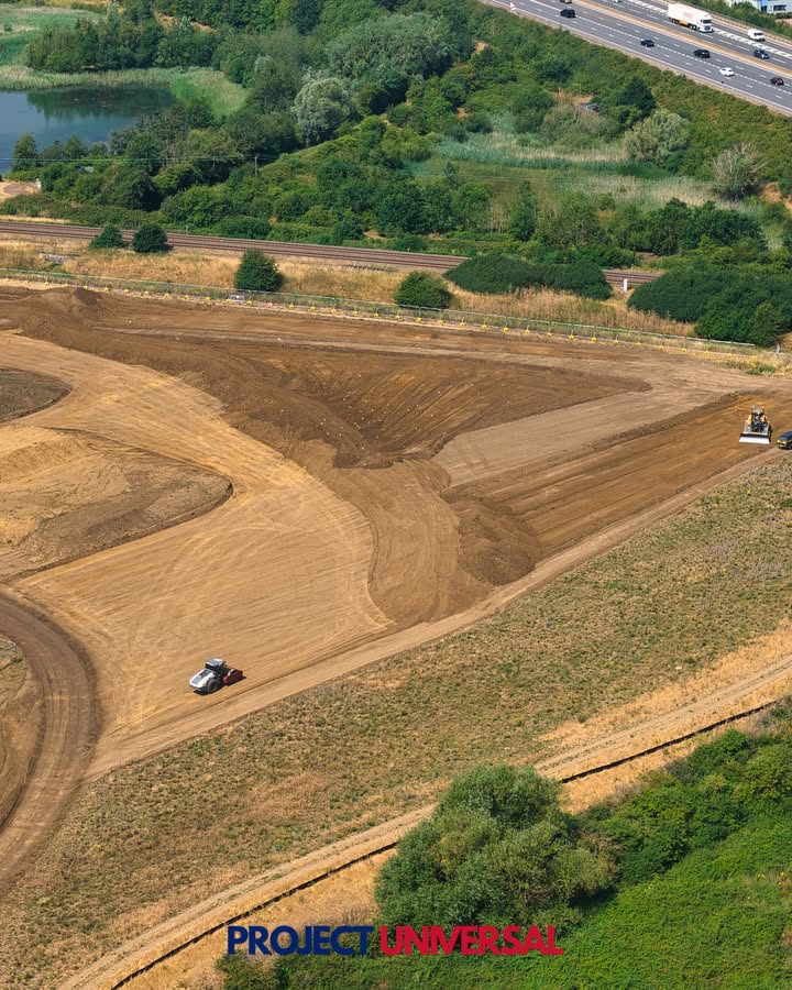 ProUniversalUK's tweet photo. The lake zone at Universal Studios UK, this time the images are taken from over Ampthill road way looking towards Kempston to the right and the concrete slab would be toward the left just out of shot.
#Bedford #DronePhotography #UniversalUK #UniversalStudiosUK #UniversalUnitedKingdomResort #universal #LocalNews #Earthworks