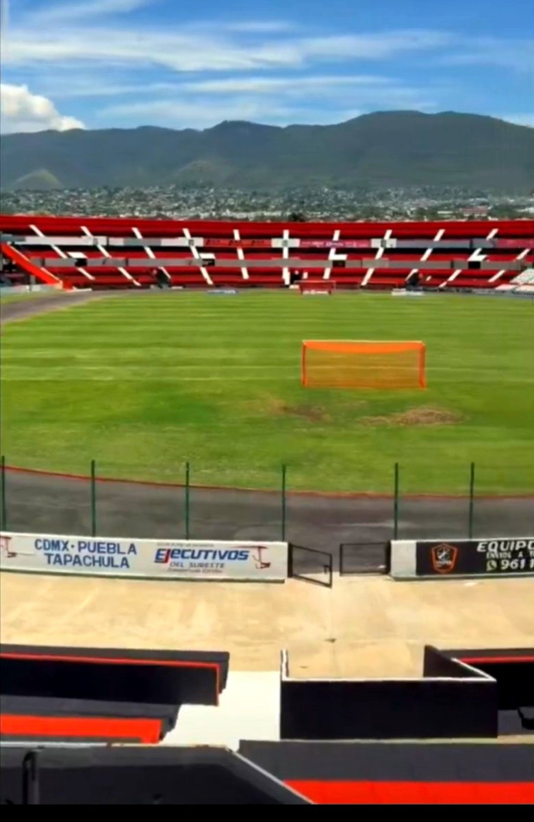 MXESTADIOS's tweet photo. Adiós al verde.
Cambian los colores del estadio de Tuxtla Gutiérrez.
La que fuera casa de Jaguares ahora es pintada de rojo y negro. https://t.co/uiUkaLqaLj