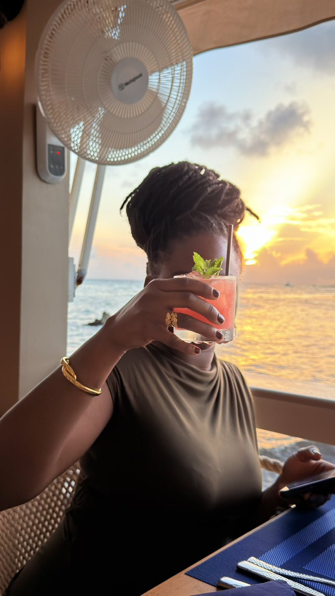 Joe_self_phu's tweet photo. Dinner, Love, and beautiful sunset on the Caribbean Sea 

📍Barbados 🇧🇧 https://t.co/RHJbqQwMa7