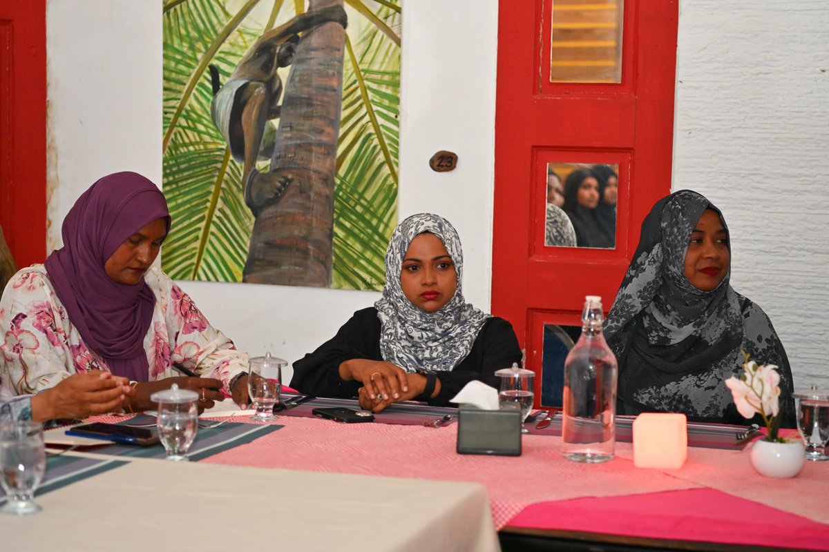 Mohamedfaisalv's tweet photo. ކުޅުދުއްފުށި ހިތްވަރުގަދަ ކަންބަލުންނާއި އެކު ވަގުތުކޮޅެއް..
 ރިޔާސީ ޕްރައިމެރީ ކެންޑިޑޭޓާއިއެކު . މީ މި ސިޓީ އަށް އާރޯ ކަމާއި ތާޒާކަންގެނުވާދޭ ހިތްވަރުގަދަ ކަންބަލުން ތަކެއް ...@aabaareh @abdulla_shahid https://t.co/zUAuPrkCoe