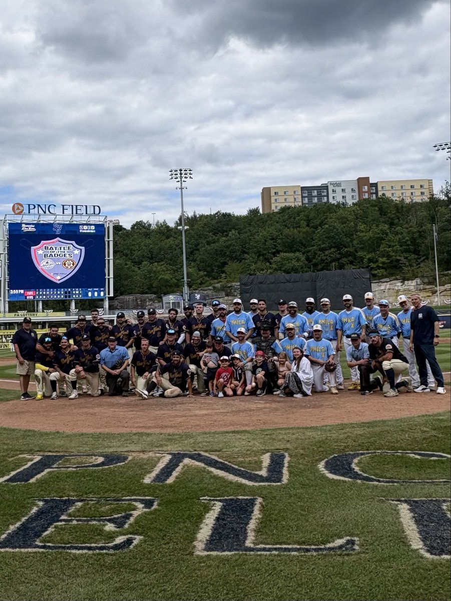 PPD25Dist's tweet photo. The Philadelphia Police Bluesox baseball team playing against NYPD before The Lehigh Valley IronPigs vs Scranton/Wilkes-Barre RailRiders triple A game at PNC Field. @PhillyPolice @PPDCommish @PPDAnthonyLuca https://t.co/I29FC5KK4K