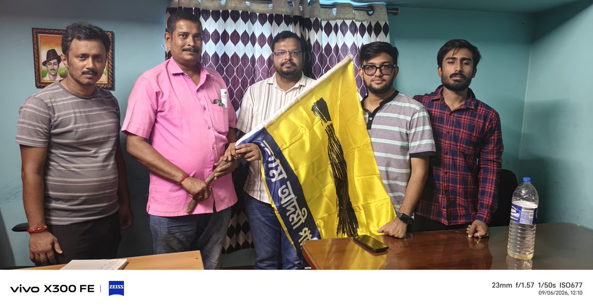 AapkaArnab's tweet photo. আজ হাওড়ার বাগনানে নতুন সদস্যদের সাথে।।
@AamAadmiParty-এর দলীয় পতাকা নিয়ে, নতুন পথ চলার অঙ্গীকার।
#Aapinhowrah 
#AAPinBengal https://t.co/43Lkk1Gy1R