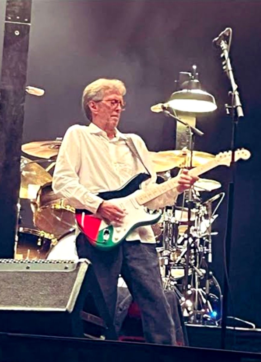 RaulMartinezOlv's tweet photo. @EricClapton @rogerwaters Two extraordinary artists! Happy Birthday @RogerWaters. https://t.co/YxL41T2ALv