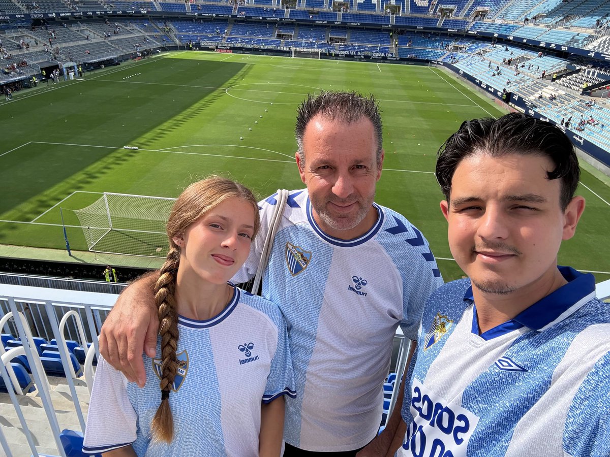 100301Leal's tweet photo. Siempre @MalagaCF 💙💙 https://t.co/dRyltWHU7F