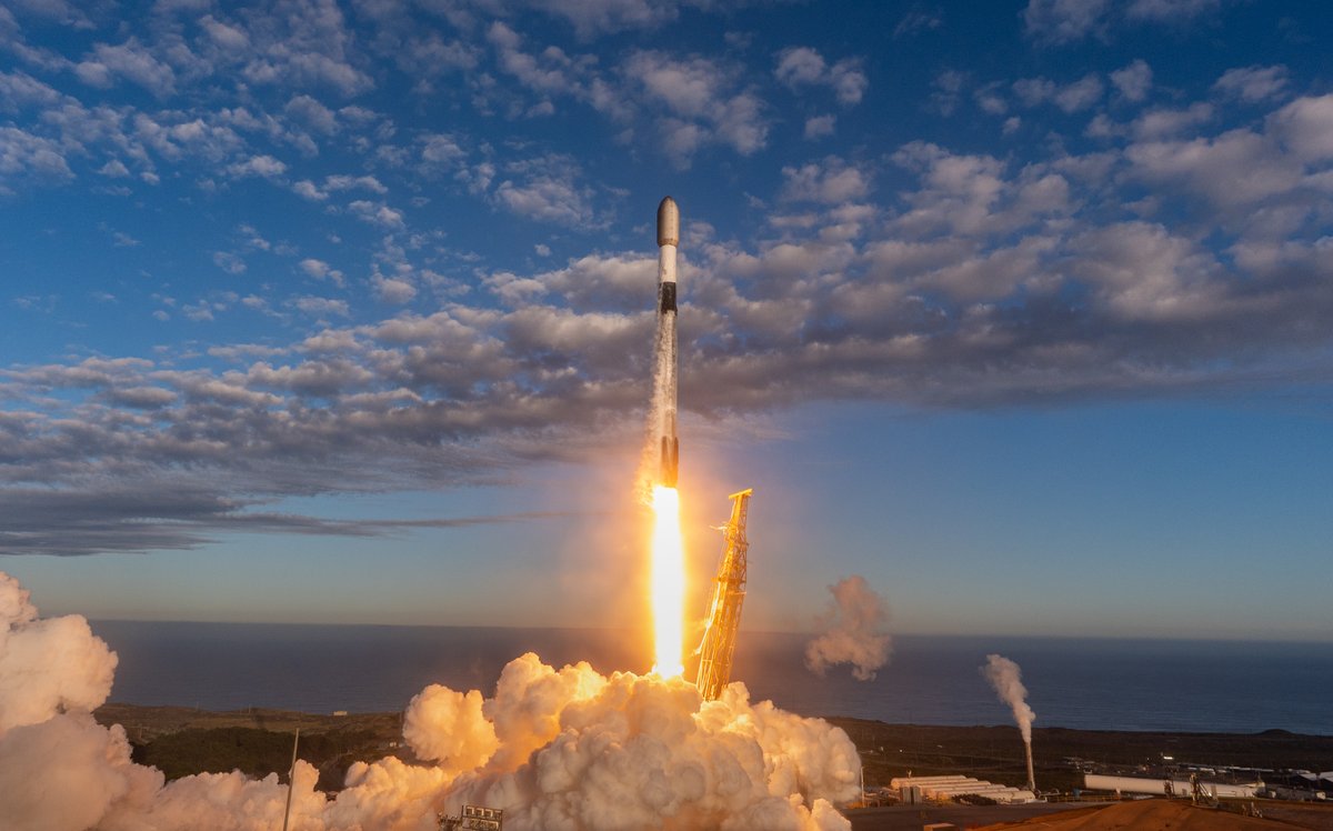 SpaceX's tweet photo. Falcon 9 launches 27 @Starlink satellites from California https://t.co/bjesgK0h7R