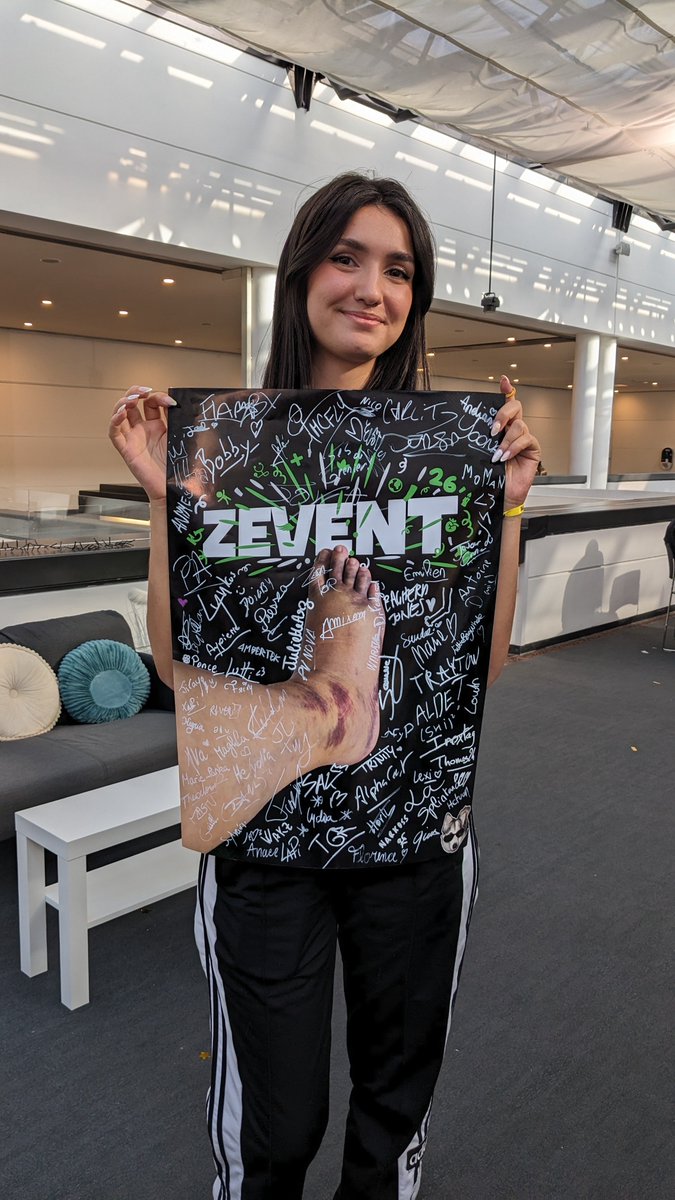 ZEVENTFR's tweet photo. Chez @Juliette_arz , une tombola va être lancée à 18h pour remporter ce superbe poster de pieds dédicacé par tous les streameurs.

https://t.co/0Vn1TVZZX2 https://t.co/shFBs764YS