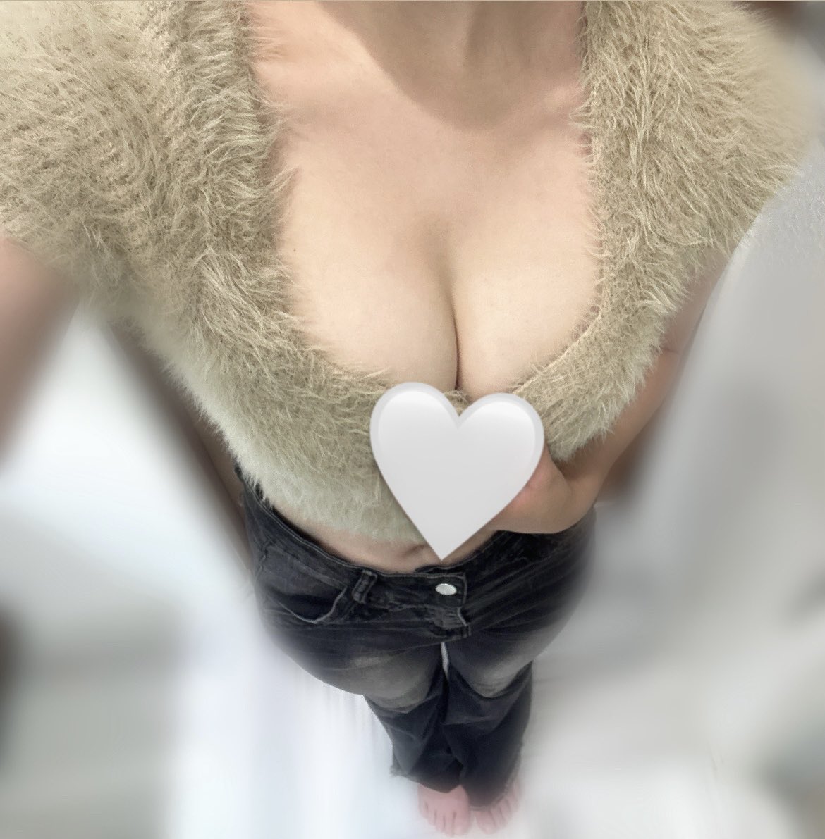 kk_ii05's tweet photo. この服指でひっぱるとすぐ見えちゃいそうになるの♡ #裏垢女子  #裏アカ女子 https://t.co/8Uql6IxQ0A